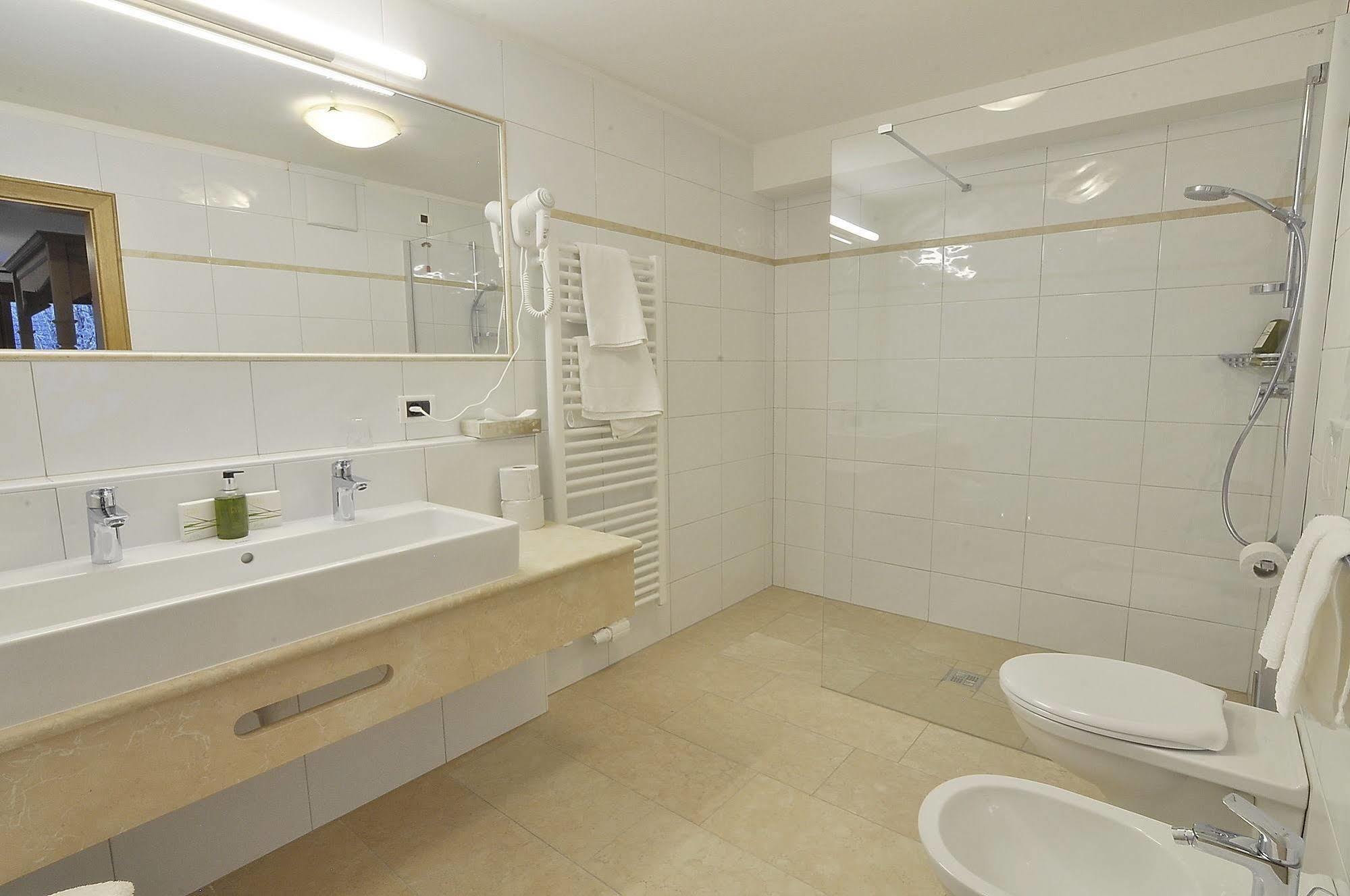 Hotel Monte Paraccia Сан-Виджилио-ди-Мареббе Экстерьер фото